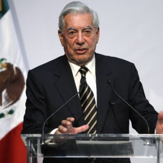 Revueltas detonarán democracia en otras regiones: Vargas Llosa