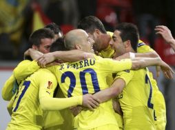 Los jugadores del Villarreal Nilmar celebran el 2-1 contra el Leverkusen durante el partido de ida de los octavos de final. EFE  /