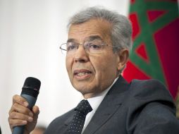 El presidente de la Comisión de Reforma de la Constitución, Abdelatif Menuni, habla ante los medios. EFE  /