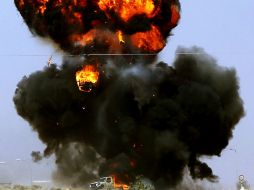 Vehículo de los rebeldes golpeado por un proyectil disparado por soldados de Muammar Gadafi en el puerto petrolero de Ras Lanuf.REUTERS  /