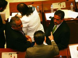 Los coordinadores del PRD, del PAN y del PRI charlan durante la sesión ordinaria celebrada ayer en el Congreso. A. GARCÍA  /