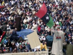 Miles de fieles, durante la oración del viernes en la plaza de los juzgados de Bengasi. EFE  /