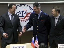 Integrantes de la próxima misición a la EEI llegan a la rueda de prensa. EFE  /