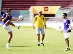 José Luis Sánchez Solá observa el entrenamiento de sus jugadores. E. PACHECO  /