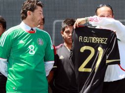 De la Torre y el entrenador Sub 20 Raúl Gutiérrez, vistiendo uno de los nuevos uniformes de la selección nacional de México. MEXSPORT  /