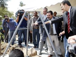 Marco Antonio Cortés y Tonatihu Bravo (der.) colocaron la primera piedra del nuevo edificio de posgrado. E. PACHECO  /