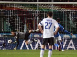 El jugador del Brescia Caracciolo dispara un tiro penal ante el arquero brasileño Julio César del Inter de Milán. EFE  /