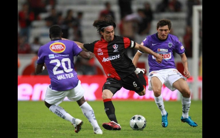 Gerardo Espinoza durante una contienda contra el Monterrey en el Torneo Clausura 2011. MEXSPORT  /