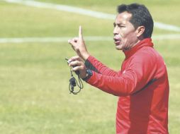 Benjamín Galindo dirige el entrenamiento de Atlas. MEXSPORT  /