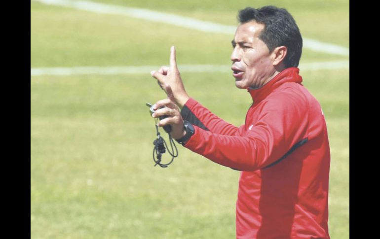 Benjamín Galindo dirige el entrenamiento de Atlas. MEXSPORT  /