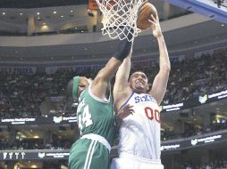 Spencer Hawes (00), de los 76ers de Filadelfia clava el balón en el partido ante Boston. REUTERS  /