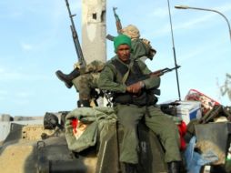 Soldados leales al líder libio Muamar Gadhafi, vigilan las calles de la ciudad de Zawiyah. ARCHIVO  /