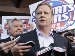 Roger Goodell, comisionado de la NFL, habla con los reporteros sobre los avances en la negociación. AP  /