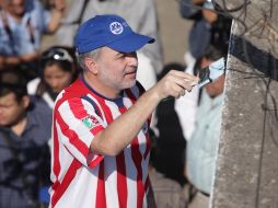 El gobernador tomó brocha y pintura para animar las acciones de mejoramiento urbano. ESPECIAL  /