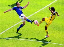 Gerardo Torrado y Pavel Pardo compitiendo durante el clásico joven del Torneo Clausura 2010. MEXSPORT  /