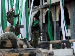 Soldados del Ejército libio vigilan las calles de Zawiya, a unos 100 kilómetros al oeste de Trípoli Libia. EFE  /