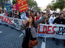 Jovenes lusos protestan por las calles de Lisboa. AP  /