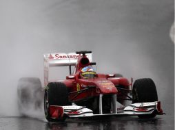 Fernando Alonso a bordo de su Ferrari, durante el recorrido en la última sesión de práctica en la pista de Montemeló. REUTERS  /