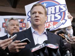 Roger Goodell cumplió con la promesa de reducir su salario de 10 millones a sólo un dólar si se decretaba el paro de labores. AP  /