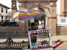“El Guache” dice que con su tejuino fresco se oyen mejor las canciones que Pito tocaba allá trepado en la torre del campanario. P.FERNA  /