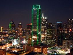 Por las noches, Dallas se convierte en una ciudad colorida entre sus rascacielos iluminados. ESPECIAL  /