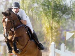 Marco de la Torre, a lomos de “Munich” salta un obstáculo durante su recorrido de la prueba libre a 1.30 metros. A. CAMACHO  /