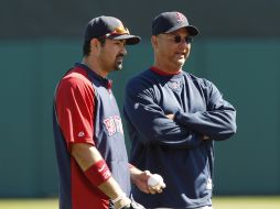 El primera base mexicano Adrián González dialoga con el piloto de Boston, Terry Francona. AP  /