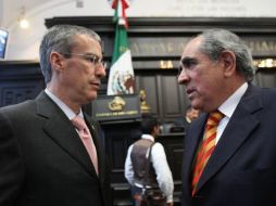 Pablo Gómez (derecha), señala que los actuales dirigentes perredistas no opinan sobre la situación nacional. EL UNIVERSAL  /