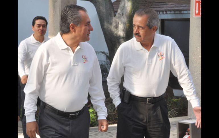 El secretario de Salud conversa con Marco Adame, gobernador morelense, en la inauguración del 17o. Consejo Nacional de Salud. NTX  /