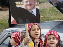 Niñas gritan en apoyo al rey Abdalá II en Amman (Jordania). AP  /