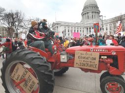 Un granjero utiliza su tractor como parte de la manifestación frente al Capitolio de Wisconsin. AFP  /