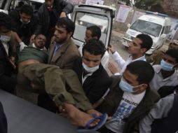 Los médicos llevan un manifestante a una clínica improvisada en  Saná. REUTERS  /