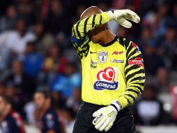 Miguel Calero no soportó más el dolor y tuvo que abandonar la portería del Pachuca, cuando perdían 4-0 ante Atlante. MEXSPORT  /