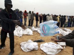 Un voluntario lanza un paquete con botellas de agua como parte de una cadena humana en el país. EFE  /