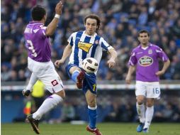 El centrocampista del Espanyol maneja el balón ante defensa paraguayo Claudio Morel. EFE  /