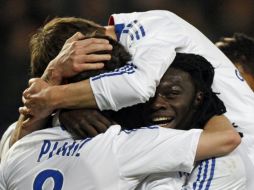 El Olympique de Lyon celebra tras anotar un gol ante el FC Sochaux. REUTERS  /