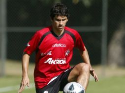 Lucio Flavio controla un esférico con la pierna izquierda, durante el entrenamiento rojinegro. MEXSPORT  /