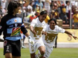 Palencia (c.) festeja con Martín Bravo, ante la figura del portero de Morelia, Federico Vilar (izq.). MEXSPORT  /