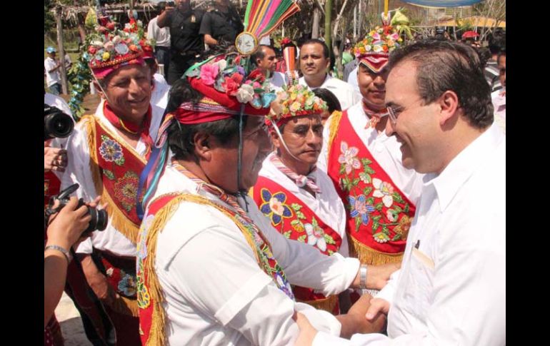El gobernador de Veracruz, Javier Duarte de Ochoa, estrecha la mano de uno de los hombres que conservan la tradición. NTX  /
