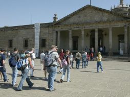 El número de turistas internacionales que arribaron a México en enero fue 1.7 por ciento superior al del mismo mes de 2010.  ARCHIVO  /