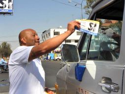 Un simpatizante mexiquense de la alianza entre PAN y PRD entrega volantes en Ciudad Nezahualcóyotl. EL UNIVERSAL  /