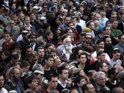 Centenares de personas asisten al funeral de Ehud Fogel, de 36 años, su esposa Ruth y sus tres hijos. REUTERS  /