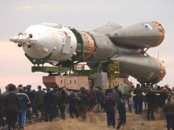 La nave Soyuz TMA-18 con tres tripulantes a bordo, antes de despegar en Kazajistán. ESPECIAL  /