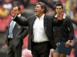 El estratega, Carlos Reinoso, se mostró muy molesto durante el duelo ante La Máquina. AFP  /