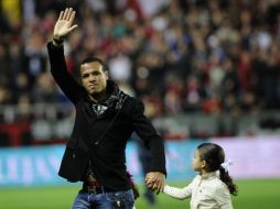 Luis Fabiano se despidió de la afición del Sevilla antes del duelo contra el Barcelona. AFP  /