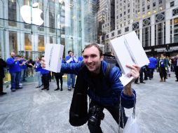 Analistas contemplan que Apple logró vender casi un millón de iPad 2 durante el primer fin de semana en tiendas. AFP  /