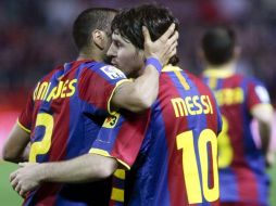 Messi y Alves durante el partido del Barcelona ante el Sevilla. EFE  /