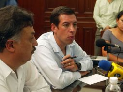 Miguel Castro Reynoso recibió a los colonos en la sala de ex presidentes. A. HINOJOSA  /