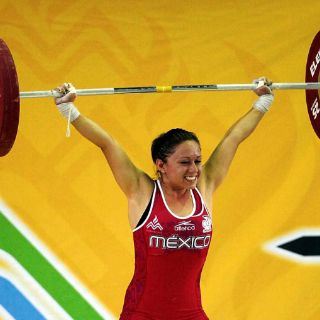 Carolina Valencia gana tres oros en competencia de pesas
