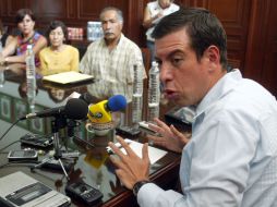 Miguel Castro platicó con el grupo de inconformes en la Sala de Ex presidentes de Tlaquepaque. A. HINOJOSA  /